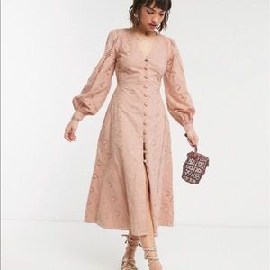 ABSOLUTELY GORGEOUS EYELET DRESS🌸💗